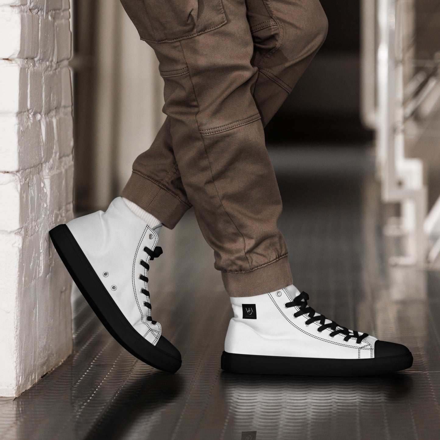 Men’s hip high top canvas shoes